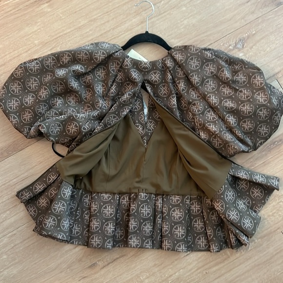 NWTAntonio Melani x Courtney Grow Delphine Medallion Printed Ruffle Hem Blouse - Picture 8 of 8